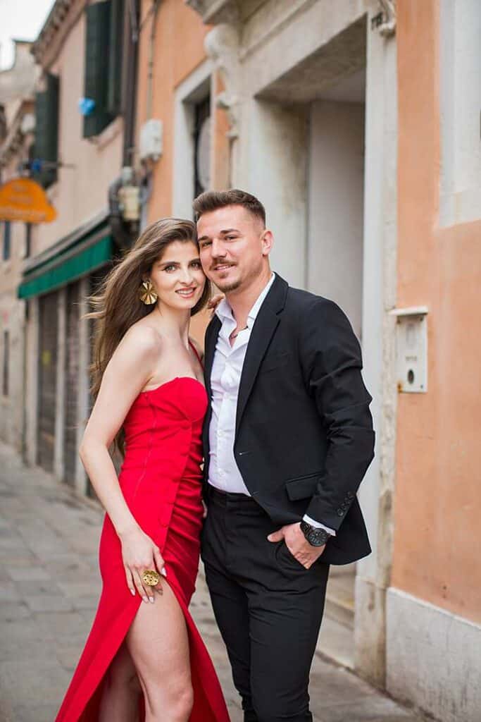 couple-photoshoot-in-venice-capture-romance-smiling-girl-hair-flowing-in-air